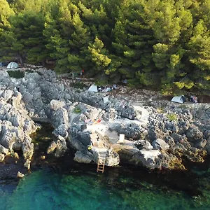  Luxury tent Pine Side Camp Albania