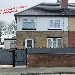  Holiday home Modern 3 Bedroom House, 3 Bathroom, Secure Parking, Wi-fi & Garden United Kingdom